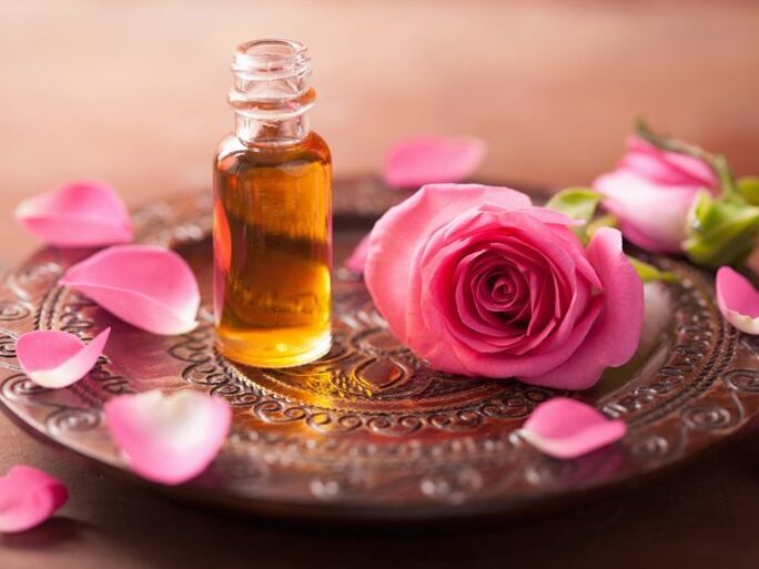 Rožu eļļa var būt īpaši noderīga ādas šūnu atjaunošanai. 